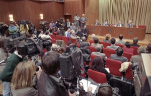 Bundesarchiv_Bild_183-1989-1109-030,_Berlin,_Schabowski_auf_Pressekonferenz
